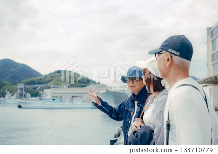 三個人並肩站在港口的肖像 133710779