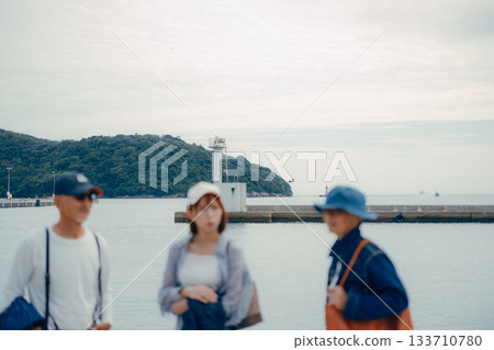 三個人並肩站在港口的肖像 133710780