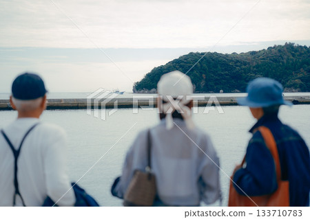 三個人並肩站在港口的肖像 133710783