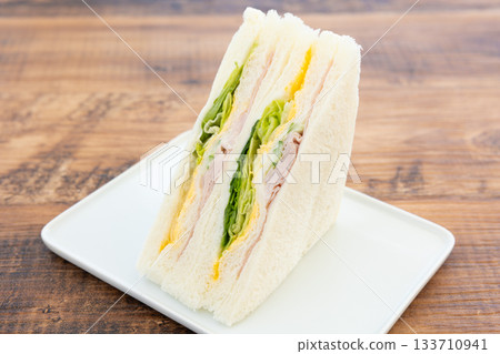 美味的火腿、生菜和雞蛋三明治 美味的火腿、生菜和雞蛋三明治 133710941