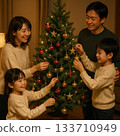 一個日本家庭正在裝飾聖誕樹 133710949