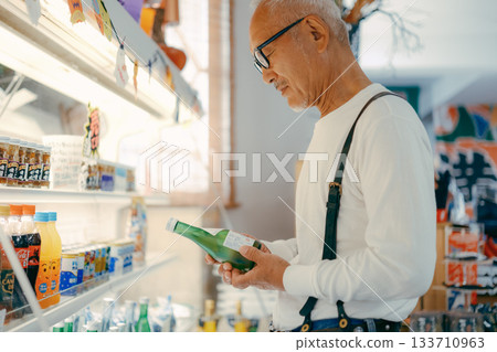 A man checking out products in the store 133710963