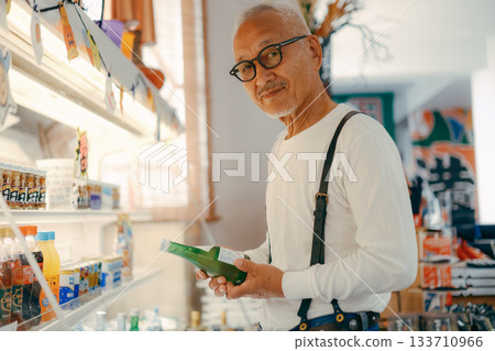 一名男子正在店內結帳。 133710966