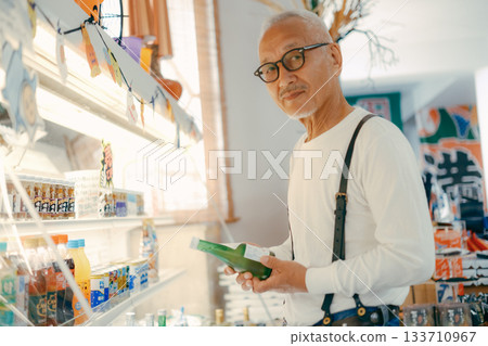 A man checking out products in the store 133710967