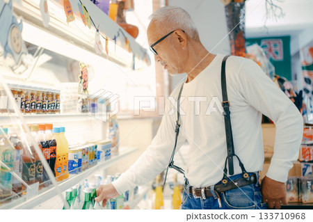 一名男子正在店內結帳。 133710968