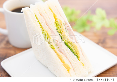 美味的火腿、生菜和雞蛋三明治 133711071