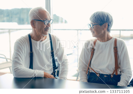 兩人隔桌而坐,享受片刻寧靜。 兩人隔桌而坐,享受片刻寧靜。 133711105