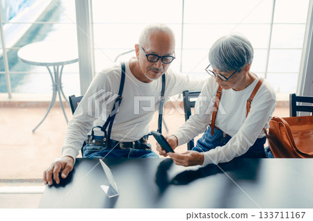 The two of them check the menu using the QR code. The two of them check the menu using the QR code. 133711167