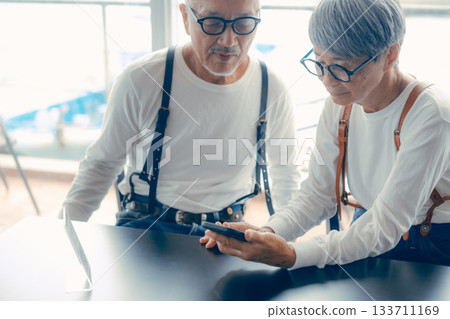 The two of them check the menu using the QR code. The two of them check the menu using the QR code. 133711169