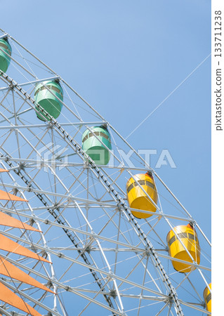 色彩繽紛的摩天輪和藍天景色 133711238