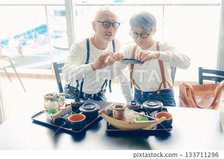 A moment before the meal, taking a photo of the boat-shaped platter with a smartphone 133711296