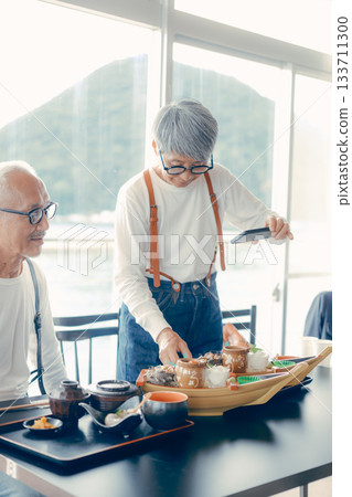 餐前片刻，用智慧型手機拍下了船形餐盤的照片。 133711300