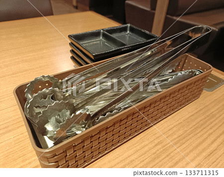 烤肉店鉗子圖片 133711315