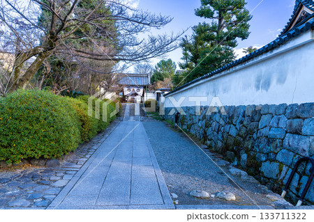 Winter at Kenninji Temple: Approach to the sub-temple, Sairaiin, Higashiyama Ward, Kyoto City, Kyoto Prefecture Winter at Kenninji Temple: Approach to the sub-temple, Sairaiin, Higashiyama Ward, Kyoto City, Kyoto Prefecture 133711322