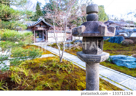 Winter scenery of the front garden of the sub-temple Sairaiin at Kenninji Temple 2, Higashiyama Ward, Kyoto City, Kyoto Prefecture 133711324