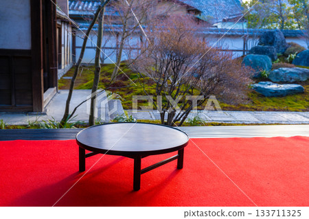 京都府京都市東山區建仁寺3號副寺院齋來院前庭的冬季景色 京都府京都市東山區建仁寺3號副寺院齋來院前庭的冬季景色 133711325
