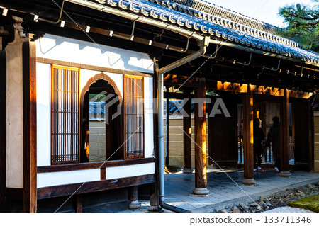 京都府京都市東山區建仁寺的冬季景色，連接北條和講堂。 133711346