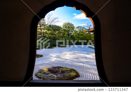 建仁寺的冬景：透過花頭窗眺望住持寢宮的大元苑（岩石庭園），位於京都府京都市東山區 133711347