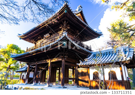 Kenninji Temple in winter: Sanmon Gate and Bokketsuro 1, Higashiyama Ward, Kyoto City, Kyoto Prefecture Kenninji Temple in winter: Sanmon Gate and Bokketsuro 1, Higashiyama Ward, Kyoto City, Kyoto Prefecture 133711351