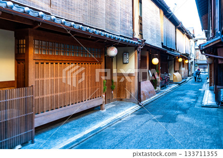 京都府京都市東山區宮川町1號的冬日傍晚景色 133711355