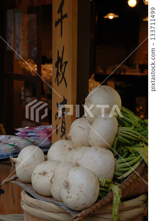 京都山上堆滿了用於製作千米漬(醃菜)的蕪菁,擺放在商店裡——京都蔬菜,冬季京都的季節性景觀。 京都山上堆滿了用於製作千米漬(醃菜)的蕪菁,擺放在商店裡——京都蔬菜,冬季京都的季節性景觀。 133711499