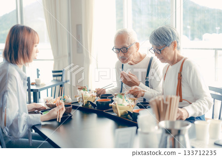 旅途中，三位家長帶著孩子享用海鮮的用餐場景 133712235