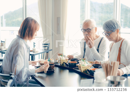 旅途中,三位家長帶著孩子享用海鮮的用餐場景 旅途中,三位家長帶著孩子享用海鮮的用餐場景 133712236