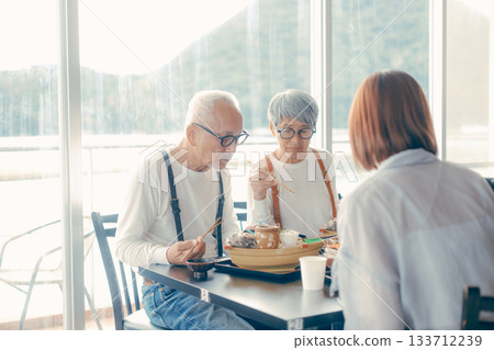 旅途中，三位家長帶著孩子享用海鮮的用餐場景 133712239