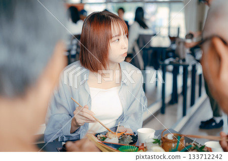 旅途中,三位家長帶著孩子享用海鮮的用餐場景 旅途中,三位家長帶著孩子享用海鮮的用餐場景 133712242