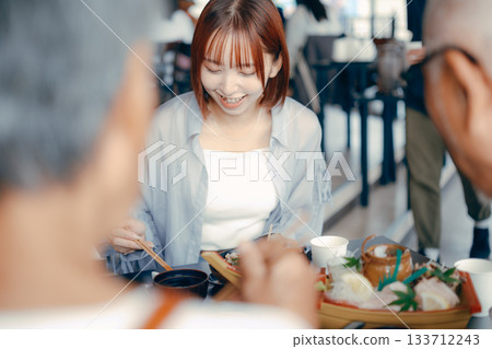 旅途中，三位家長帶著孩子享用海鮮的用餐場景 133712243