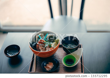 新鮮海鮮海鮮飯的產品攝影 新鮮海鮮海鮮飯的產品攝影 133712295