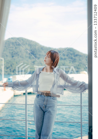 一位二十多歲的女子在海邊微笑的肖像 133712409