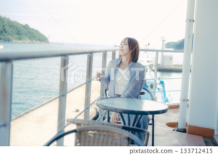 Portrait of a woman in her twenties smiling at the seaside Portrait of a woman in her twenties smiling at the seaside 133712415