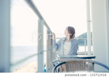 一位二十多歲的女子在海邊微笑的肖像 一位二十多歲的女子在海邊微笑的肖像 133712416