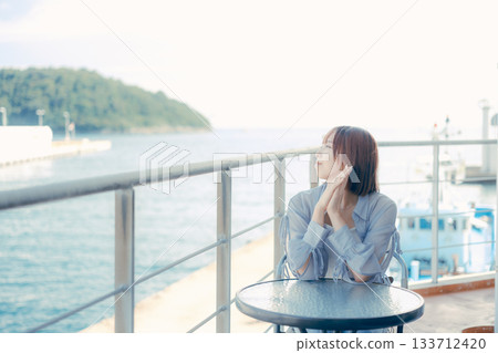 一位二十多歲的女子在海邊微笑的肖像 一位二十多歲的女子在海邊微笑的肖像 133712420