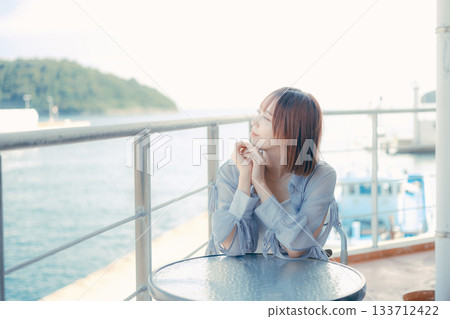 一位二十多歲的女子在海邊微笑的肖像 133712422