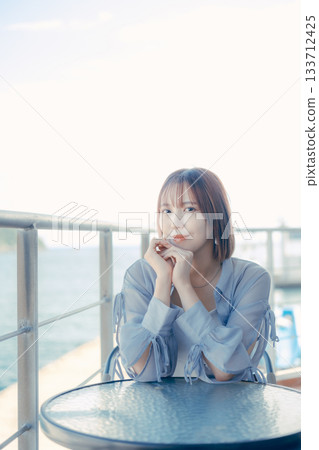 一位二十多歲的女子在海邊微笑的肖像 133712425