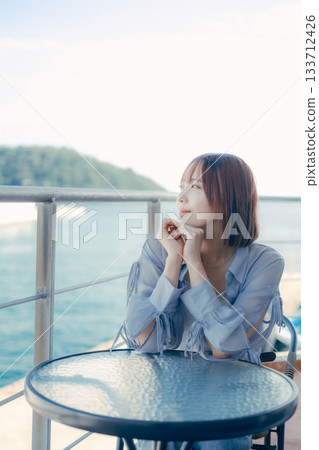 Portrait of a woman in her twenties smiling at the seaside Portrait of a woman in her twenties smiling at the seaside 133712426