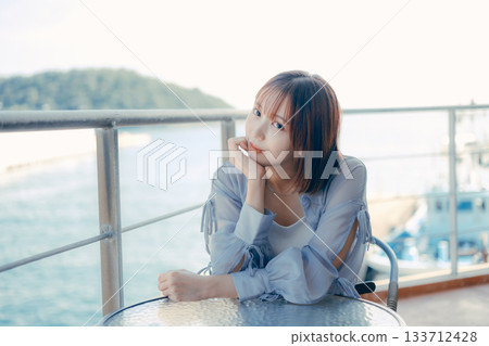 一位二十多歲的女子在海邊微笑的肖像 133712428