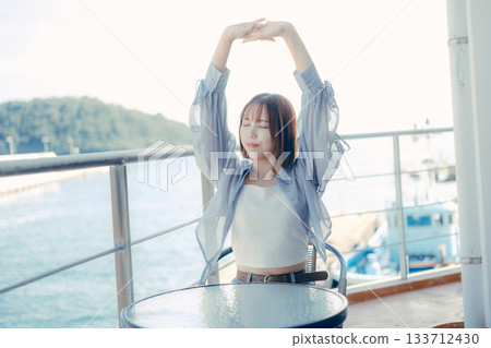 一位二十多歲的女子在海邊微笑的肖像 一位二十多歲的女子在海邊微笑的肖像 133712430