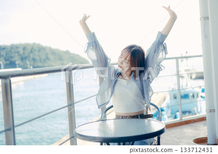 一位二十多歲的女子在海邊微笑的肖像 一位二十多歲的女子在海邊微笑的肖像 133712431