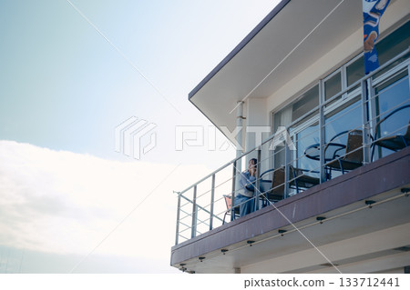 一位二十多歲的女子在海邊微笑的肖像 133712441