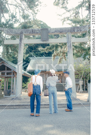 三個家長帶著孩子在海灘漫步的場景 三個家長帶著孩子在海灘漫步的場景 133712539