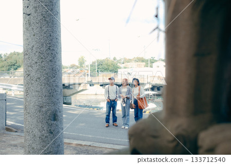 三個家長帶著孩子在海灘漫步的場景 三個家長帶著孩子在海灘漫步的場景 133712540