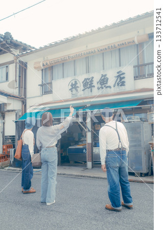 三個家長帶著孩子在海灘漫步的場景 133712541