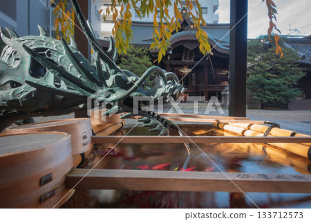 Autumn scenery of the Gojo Tenjin Shrine grounds and the chozuya (purification fountain) Autumn scenery of the Gojo Tenjin Shrine grounds and the chozuya (purification fountain) 133712573