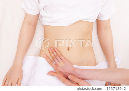 腹部按摩 133712642