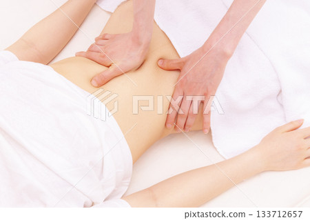 腹部按摩 133712657