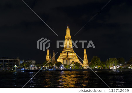 泰國曼谷的黎明寺(鄭王廟)夜景 泰國曼谷的黎明寺(鄭王廟)夜景 133712669