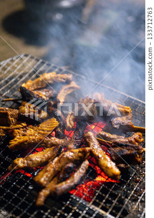 在燒烤爐上烤的肉 在燒烤爐上烤的肉 133712763
